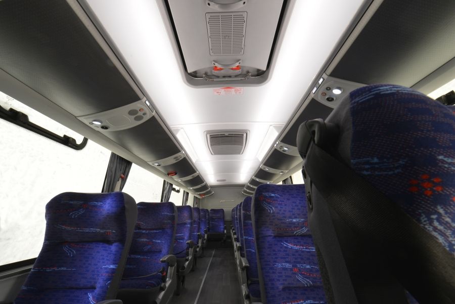 dentro do ônibus: saídas de ar frio do Ar-condicionado do Teto de Ônibus
